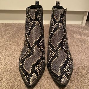 Marc Fisher LTD
'Yale' Chelsea Boot
Size 9 | Black White Snake Print